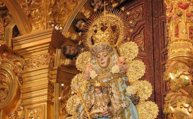 Adra rinde honores a la Virgen del Rocío al son del tamboril