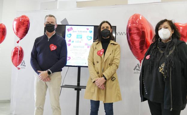 El pequeño comercio de Adra se encomienda a San Valentín para espabilar las ventas de febrero