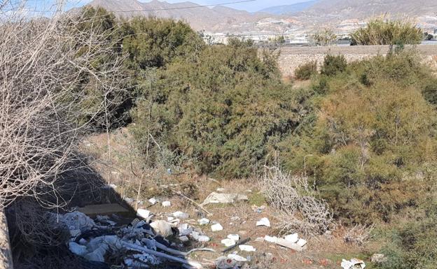 Adra exige un campo «lo más limpio posible» a través de 30 órdenes de ejecución