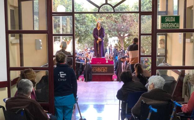 El Prendimiento visita a los mayores de la Residencia de Adra