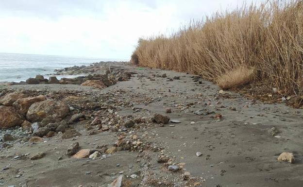 Costas regenerará la playas dañadas por el temporal con arena del pantano de Benínar