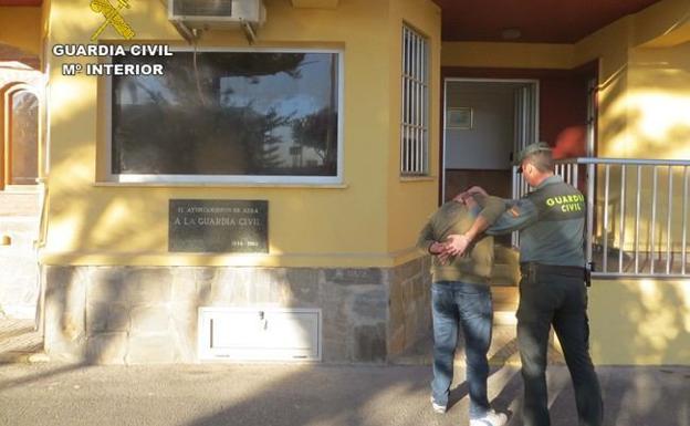Detenido un pintor acusado de sustraer 7.500 euros en joyas y 400 en efectivo en una reforma en Adra