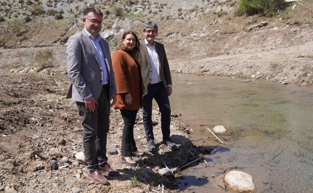 La retirada de 12.400 toneladas de cañas deja al descubierto el cauce del río Adra