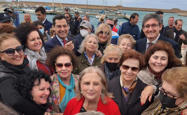 Moreno pone el puerto y el muelle gourmet de Adra como ejemplos de «motores de empleo y riqueza»