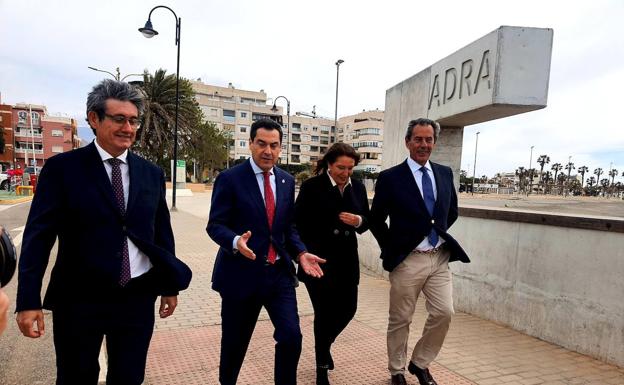 Visita del presidente de la Junta al Puerto de Adra, acompañado por Carmen Crespo, Manuel Cortés y Rafael Merino. /m. torres