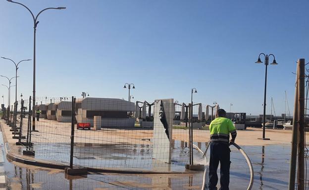 El presidente de la Junta de Andalucía inaugura el Muelle Gourmet de Adra