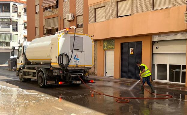 Adra pone en marcha un plan de baldeo intensivo y prohíbe el estacionamiento de vehículos
