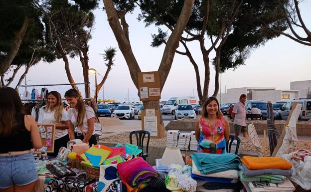 El comercio local instala su Mercado Marinero en los Jardines del Puerto