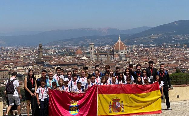 El coro Pedro Mena pasea sus voces por las calles de Florencia