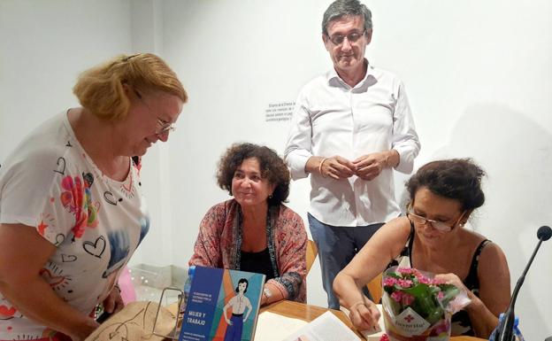 Pilar Aranda y Ana María Callejón firmaron los ejemplares de Mujer y Trabajo que se vendieron tras la presentación, a la que asistió el alcalde. /m.torres