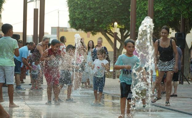 Los vecinos de la plaza Andalucía de Adra celebran con buñuelos la nueva imagen de su plaza
