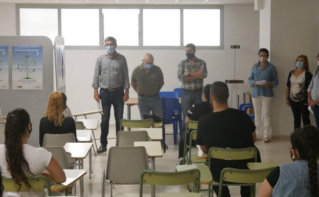 Adra contratará a más de 40 jóvenes para mejorar los «servicios básicos»