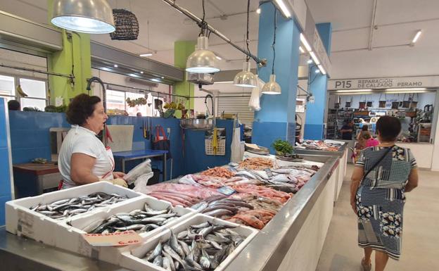 Los puestos del Mercado de Adra suplen con ventiladores la falta de aire acondicionado
