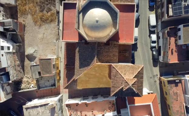 La iglesia de Adra sigue en obras un año después de perder parte de su tejado