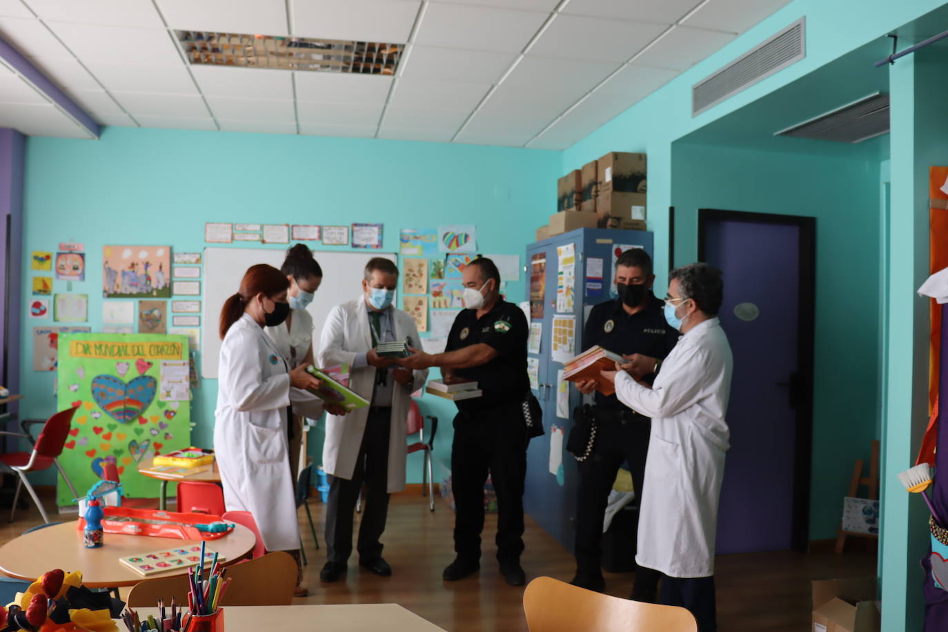 La educación vial llega a los niños hospitalizados gracias a la Policía Local de Adra
