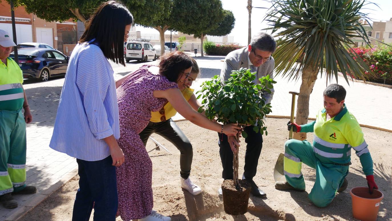 Adra homenajea a los 'bebés estrella' y planta un árbol en su memoria como símbolo de vida