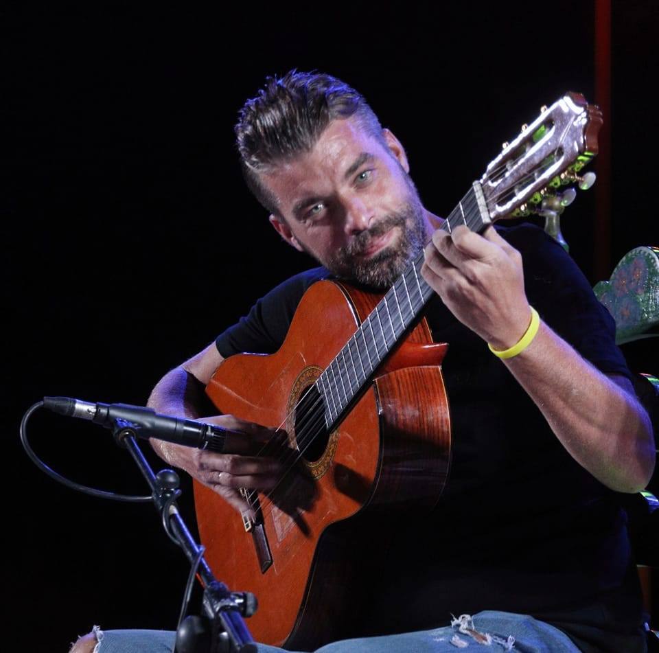 Ramón Rivera imparte clases de guitarra