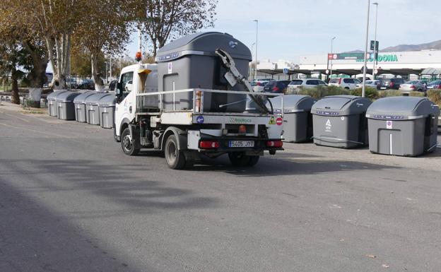 Adra sumará una treintena de contenedores al servicio de recogida de basura