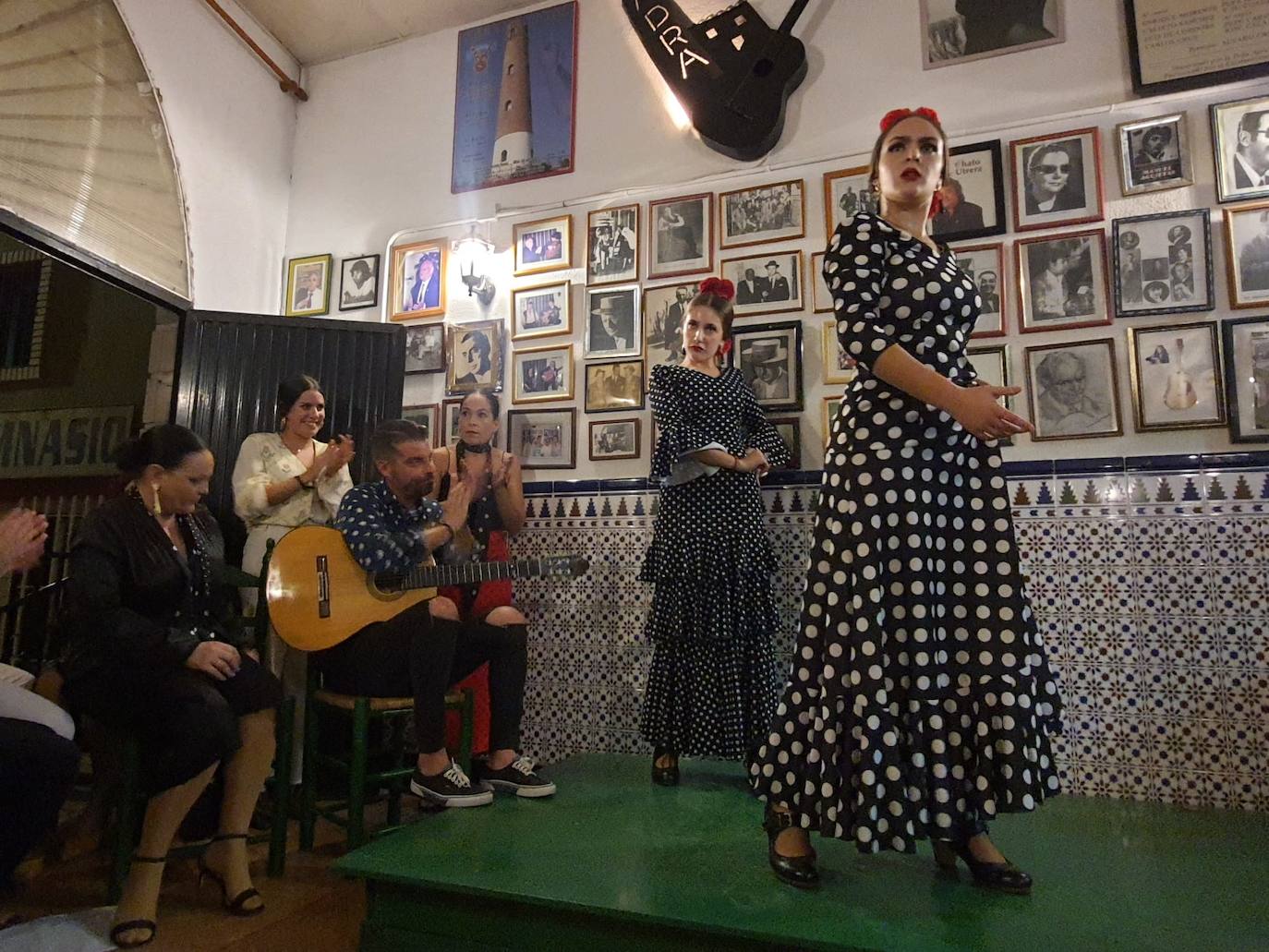 La peña Adra La Torre organiza una 'zambombá' flamenca con cante, baile, mantecados y castañas