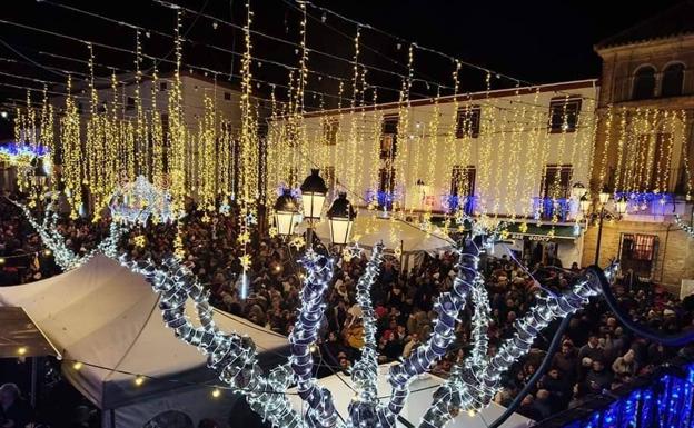 La luz de la Navidad regresa al corazón de la Alpujarra «contra viento y marea»