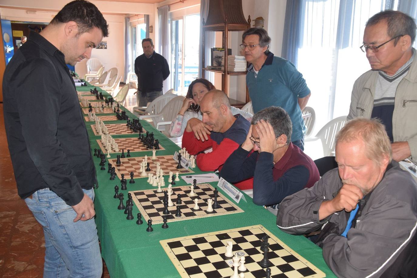 Pepe Cuenca se enfrenta a 25 partidas de ajedrez en el Real Club Náutico de Adra