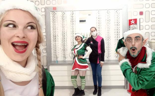 Los Elfos de la Navidad se pasean por las calles de Adra