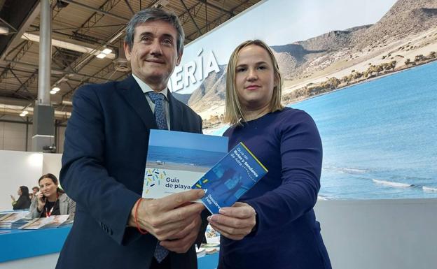 Adra presenta en FITUR una nueva guía de rutas y senderos