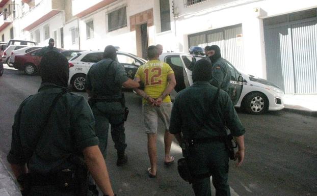 Dos detenidos acusados del robo con violencia de 6.000 euros en una gasolinera de Castillo de Locubín