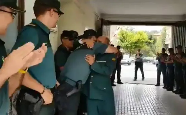 Emotiva despedida a un guardia civil en Alcalá la Real que pasa a reserva