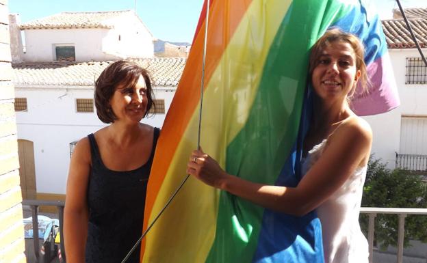 La bandera arcoíris preside la fachada del Ayuntamiento de Purchena por primera vez en su historia