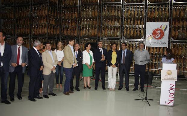 La ministra de Sanidad conoce en Serón las instalaciones de Jamones Cortijo de Canata