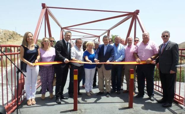 Antonio Sanz inaugura la pasarela de la Vía Verde entre Fines y Olula del Río