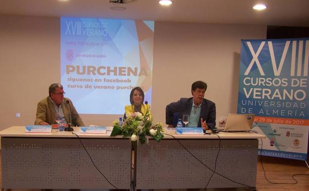 El acogimiento familiar y apoyo desde ámbitos cercanos como soluciones al desamparo de los menores en la sociedad actual