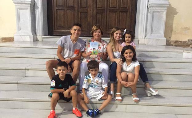 Una abuela de Macael edita un libro para su nieto con autismo ‘José Diego en un día feliz’