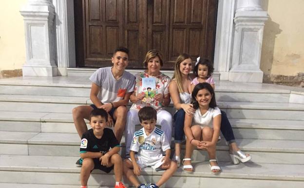 Una abuela de Macael edita un libro para su nieto con autismo ‘José Diego en un día feliz’