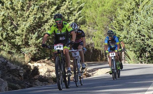 Un centenar de ciclistas en la dura cronometrada Menas-Serón