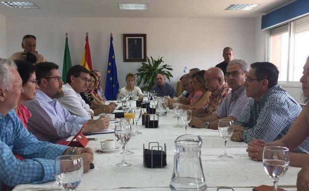 La Junta pide al Gobierno que reduzca el precio del agua desalada y garantice el trasvase Negratín-Almanzora