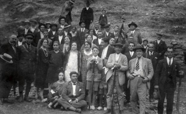 La historia de Bacares recogida en un libro de más de 800 páginas