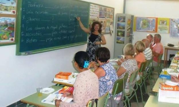 Más de 110 residentes de Arboleas comienzan las clases del curso formativo de español