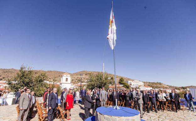 Benitagla acogió los actos del izado oficial de la nueva bandera de la provincia de Almería