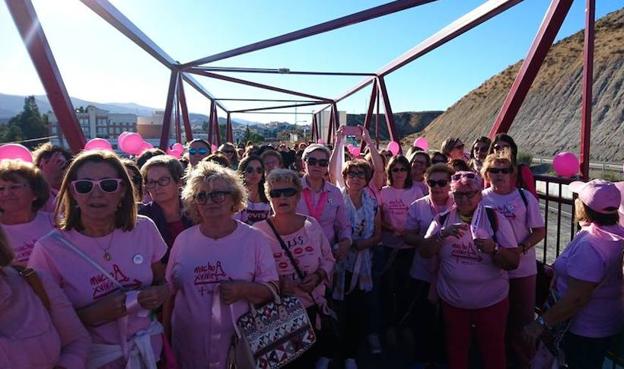 Olula del Río y Macael unidos a través de la pasarela rosa por el cáncer de mama