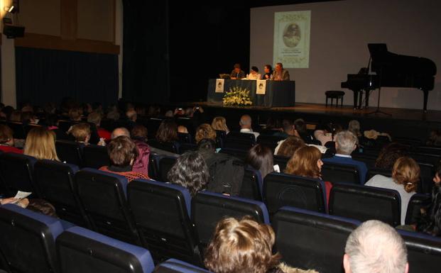 El salón de actos de Tíjola acogió la presentación del libro póstumo ‘Una diva para la eternidad’