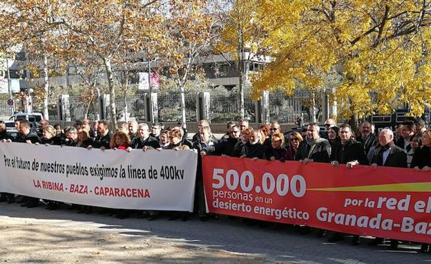 Representantes del PSOE de Granada, Jaén y Almería reclaman a las puertas del Ministerio el eje eléctrico Baza-Vera