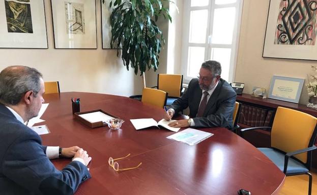 El alcalde de Albox firma en el Ministerio de Trabajo la adquisición del conocido como 'edificio sindical'