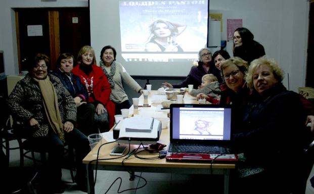 La asociación de mujeres de Urrácal quiere rebautizar el merendero con el nombre de Carmen de Burgos