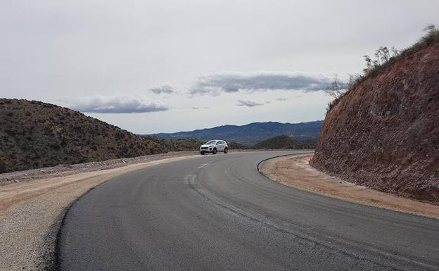 Obras de reparación en el acceso al núcleo de Limaría en Arboleas