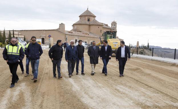 Diputación pavimenta los 7.500 metros cuadrados que dan acceso al Santuario de 'El Saliente'