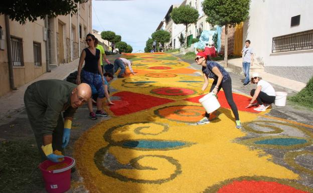 Espectacularidad y colorido al paso de la Virgen de Fátima en las calles de Tíjola