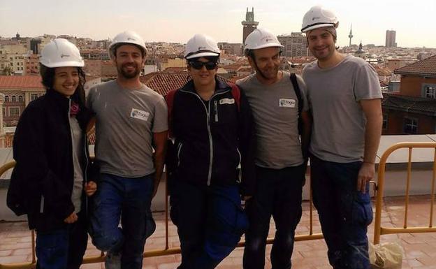Antiguos alumnos de la Escuela del Mármol de Fines trabajan en la restauración de edificios históricos de Madrid