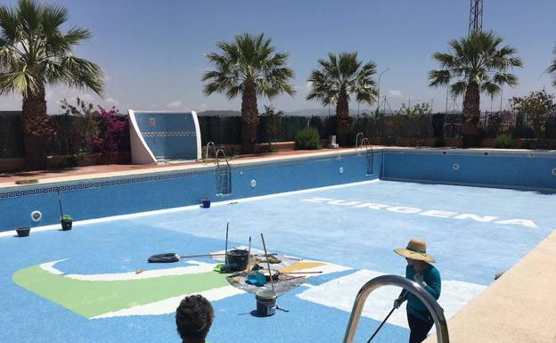 El Ayuntamiento mejora la seguridad de la piscina municipal y procede a su puesta a punto para el verano
